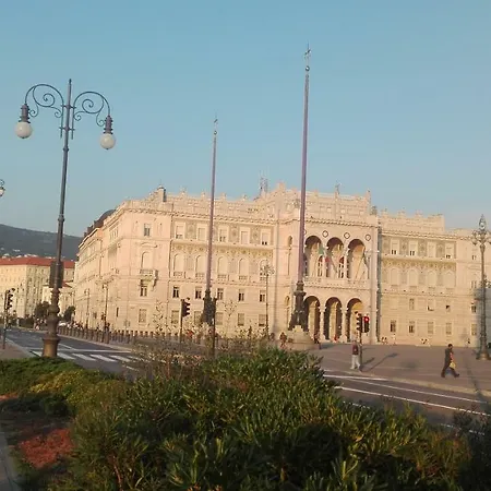 Stanza In Centro Con Vista Sulla Citta' ホームステイ トリエステ